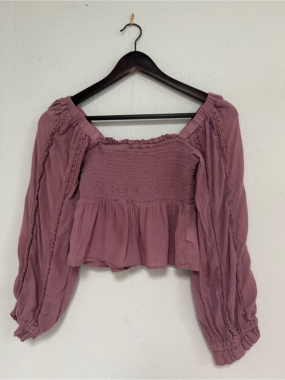 AMERICAN EAGLE OUTFITTERS Smocked Peasant Blouse in Dusty Mauve